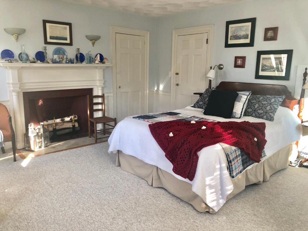 Deluxe Queen Room interior